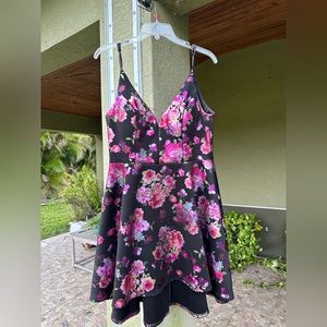 Short high low dress with flowers. Size: 15/16